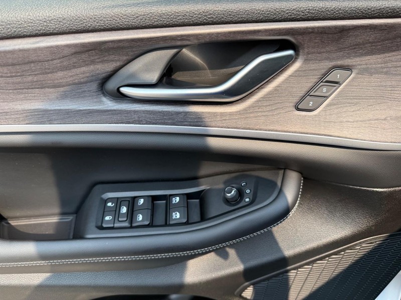 Jeep Grand Cherokee L Vehicle Image 28