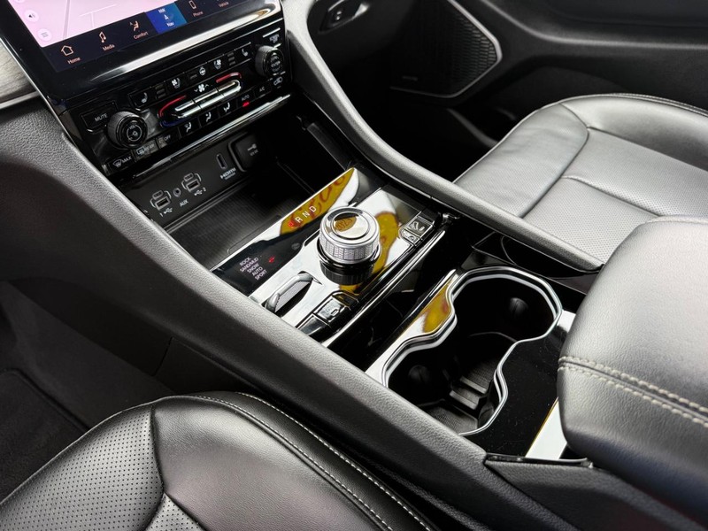Jeep Grand Cherokee 4xe Vehicle Image 22