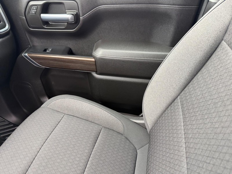 Chevrolet Silverado 1500 Vehicle Full-screen Gallery Image 21