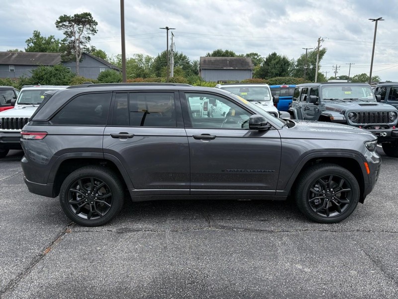 Jeep Grand Cherokee 4xe Vehicle Image 02