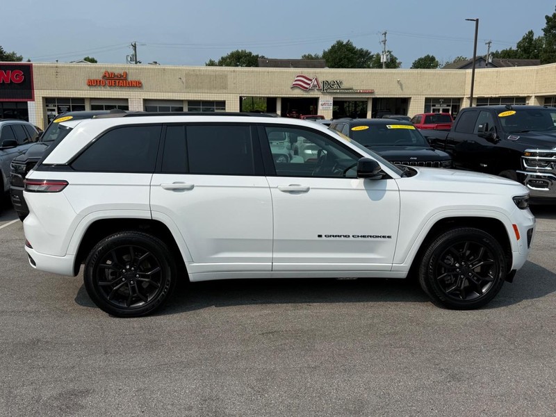 Jeep Grand Cherokee 4xe Vehicle Image 02
