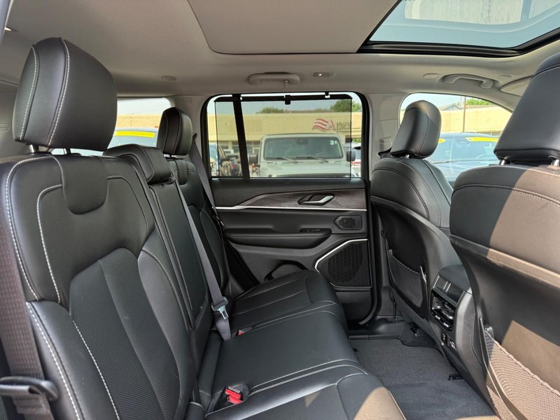 Jeep Grand Cherokee 4xe Vehicle Image 11