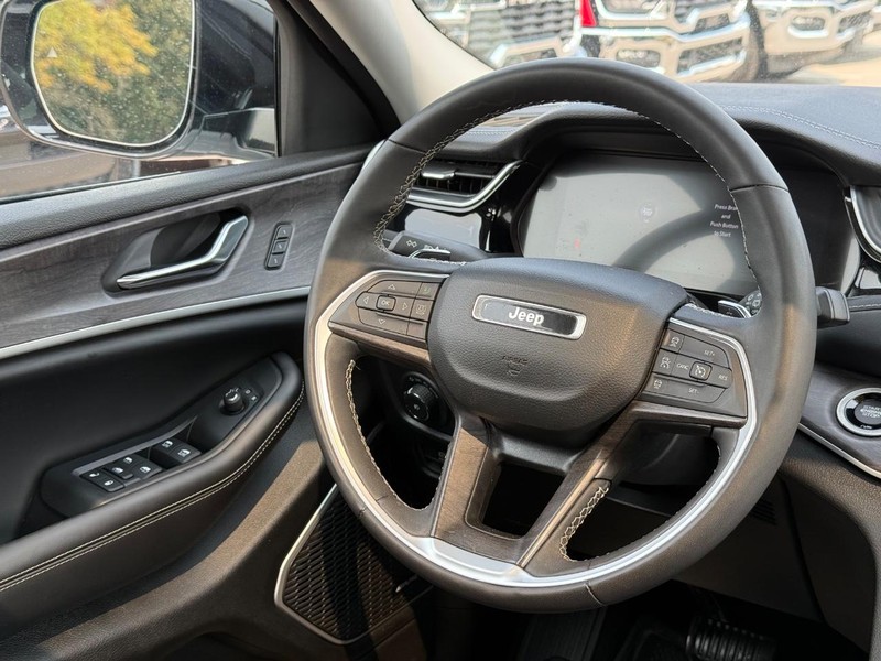 Jeep Grand Cherokee 4xe Vehicle Image 14