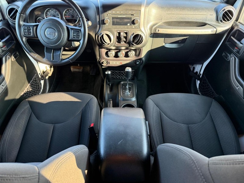 Jeep Wrangler JK Unlimited Vehicle Image 11