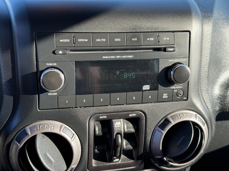 Jeep Wrangler JK Unlimited Vehicle Image 15