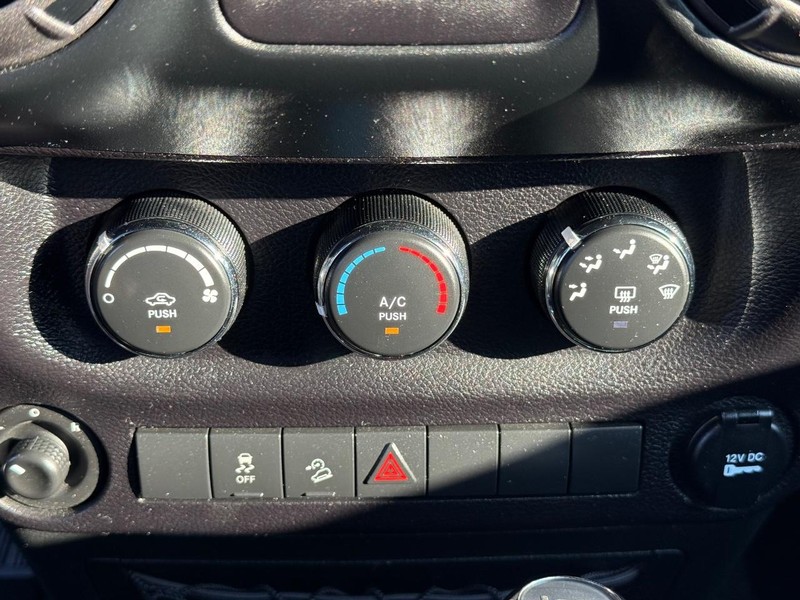 Jeep Wrangler JK Unlimited Vehicle Image 16
