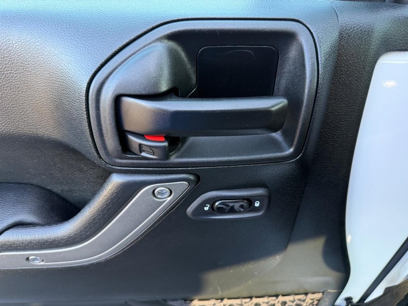 Jeep Wrangler JK Unlimited Vehicle Image 21