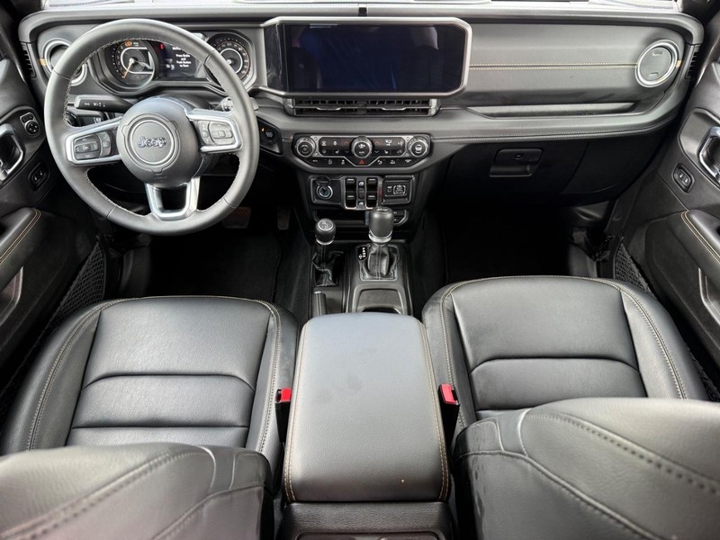 Jeep Wrangler Vehicle Image 11