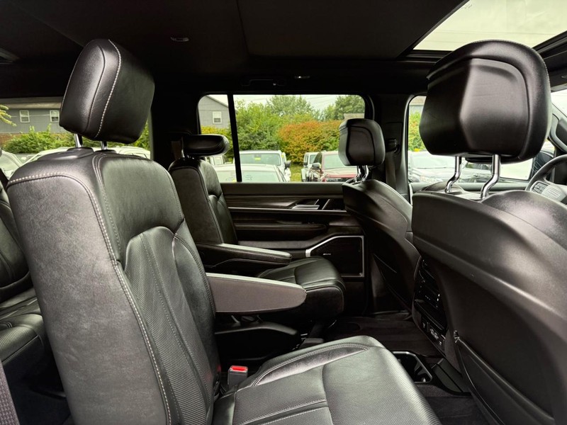 Jeep Wagoneer L Vehicle Image 11