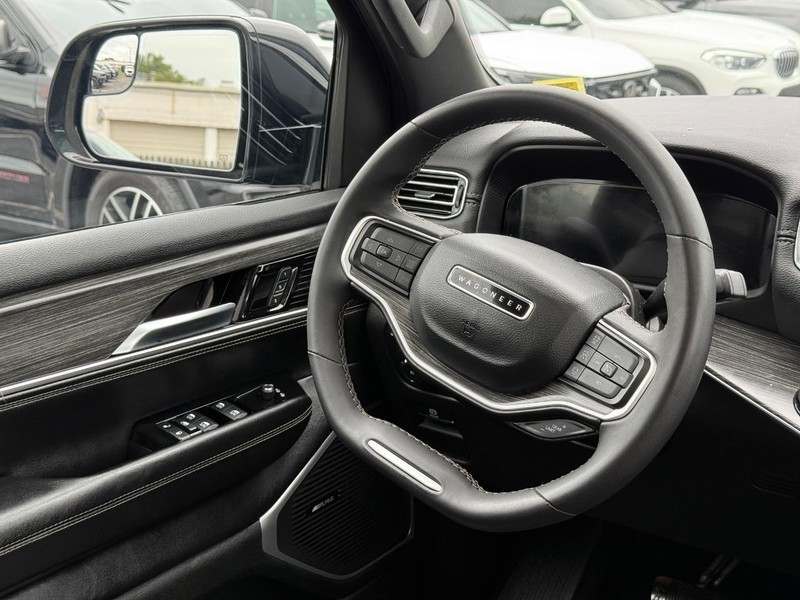 Jeep Wagoneer L Vehicle Image 15