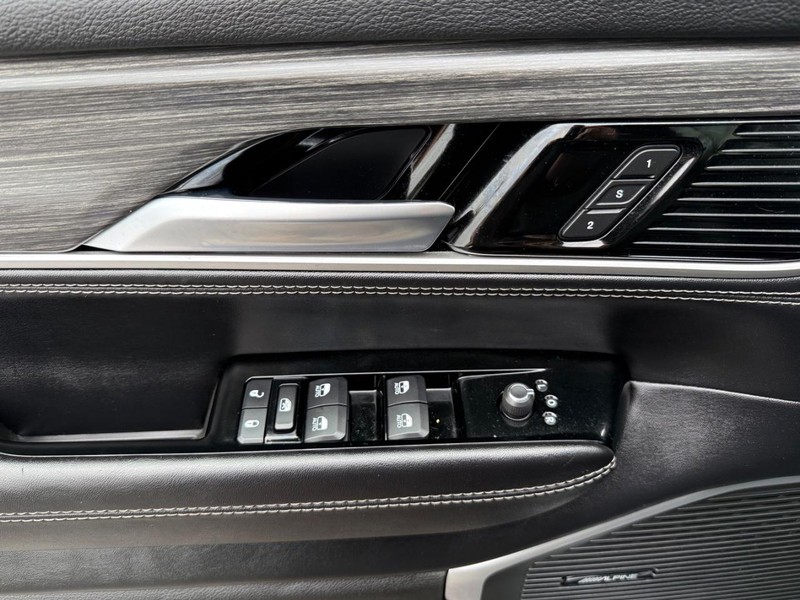 Jeep Wagoneer L Vehicle Image 26
