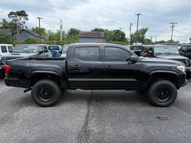 Toyota Tacoma 4WD Vehicle Image 02