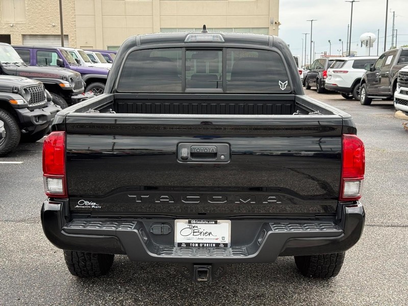 Toyota Tacoma 4WD Vehicle Image 04