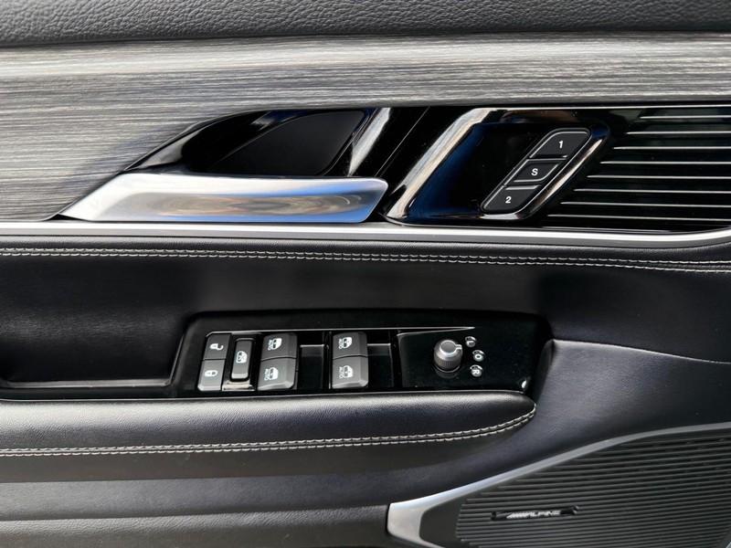 Jeep Wagoneer L Vehicle Image 26