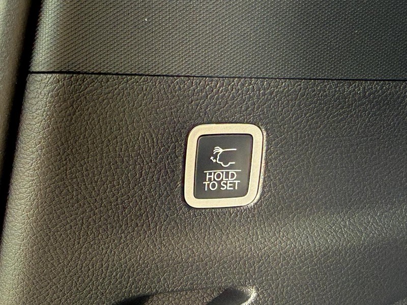 Jeep Grand Wagoneer L Vehicle Image 08