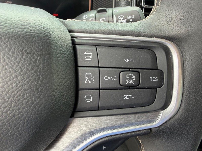Jeep Grand Wagoneer L Vehicle Image 16