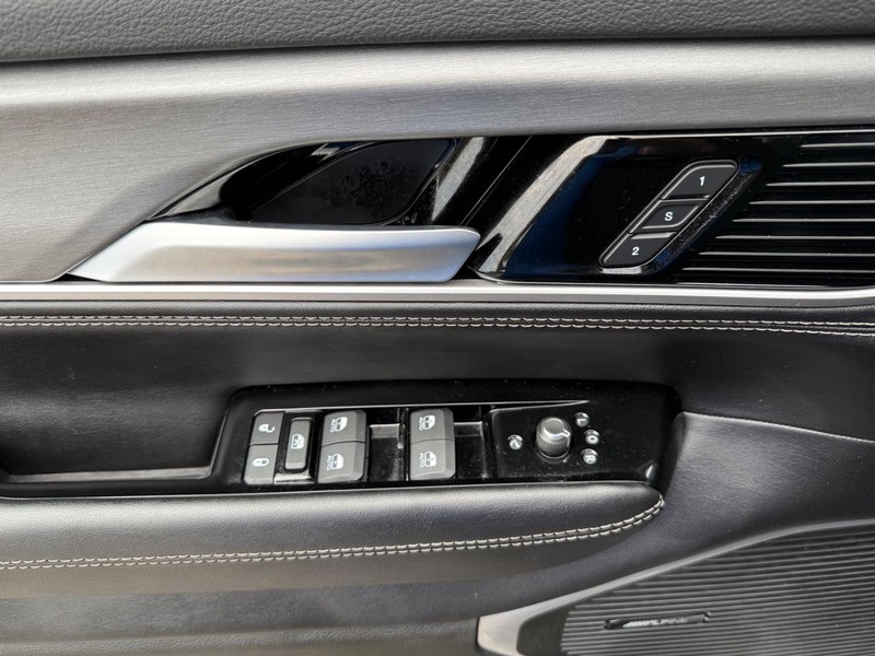 Jeep Grand Wagoneer L Vehicle Image 24