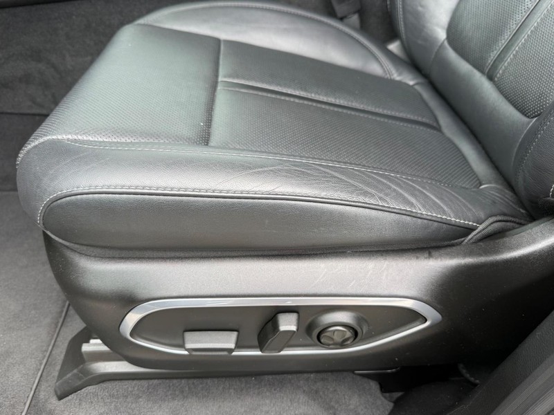 Jeep Grand Wagoneer L Vehicle Image 25