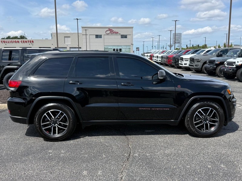 Jeep Grand Cherokee Vehicle Image 02