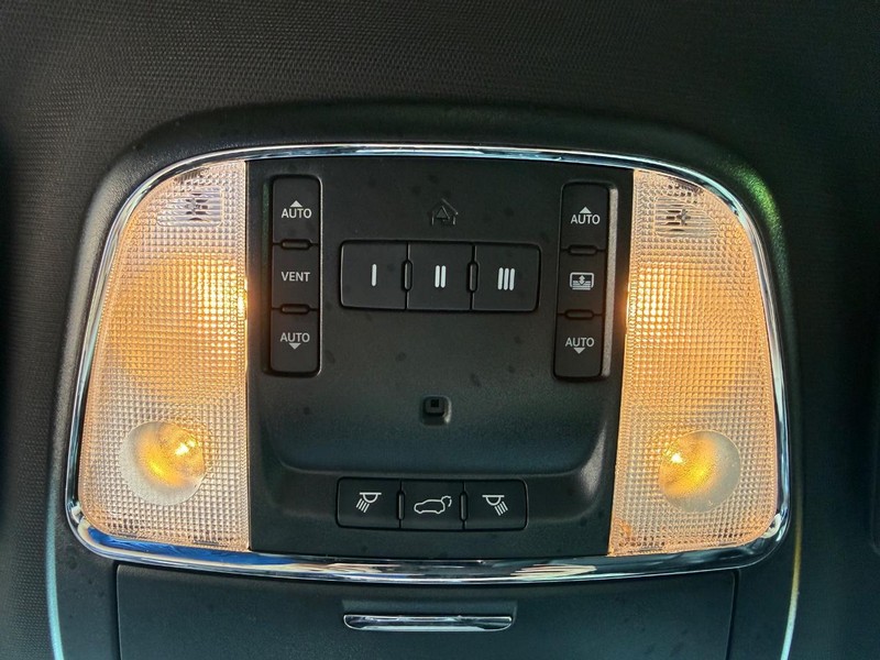 Jeep Grand Cherokee Vehicle Image 24