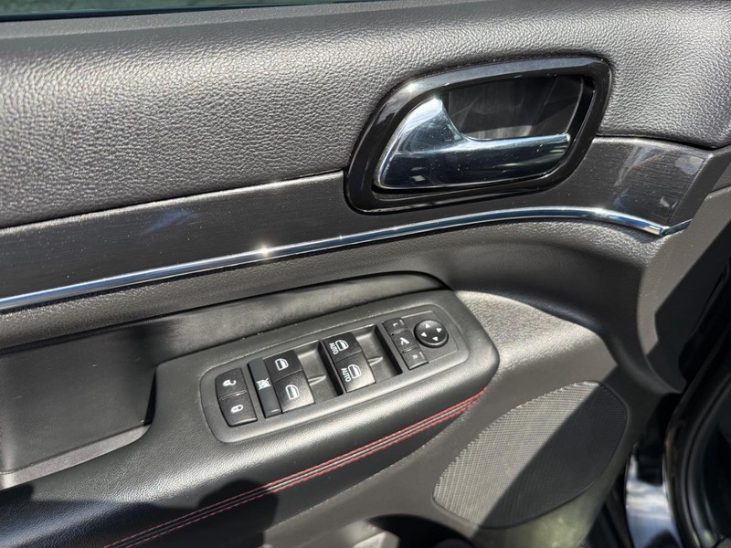 Jeep Grand Cherokee Vehicle Image 27