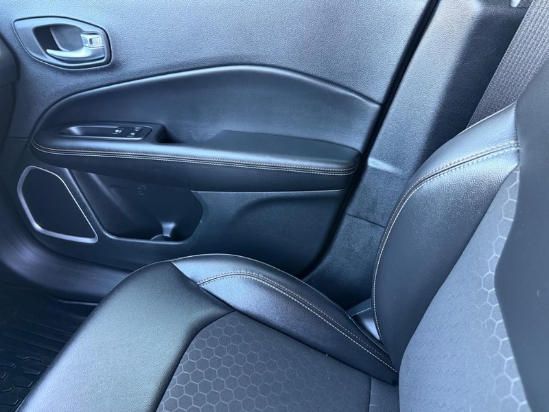 Jeep Compass Vehicle Image 21