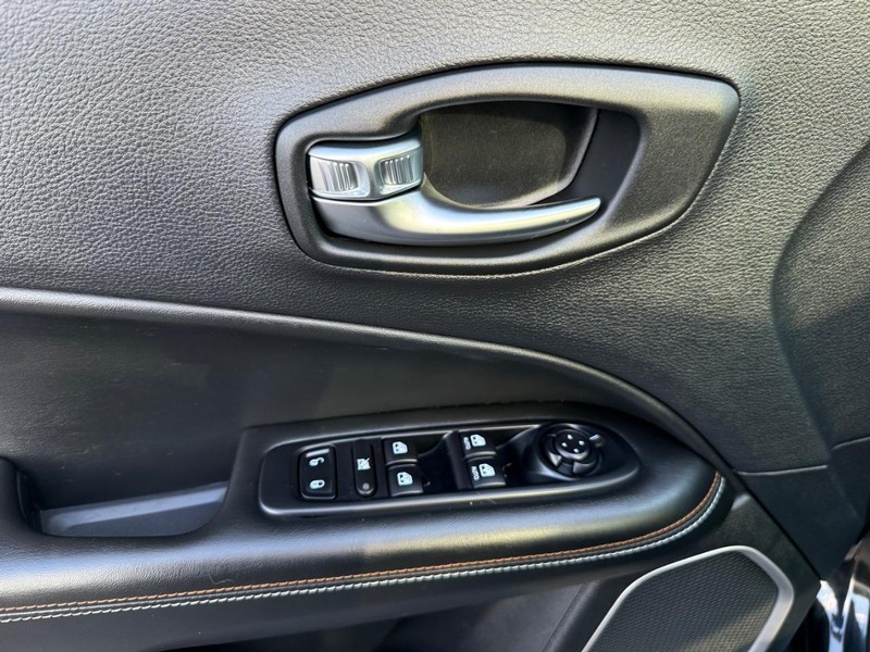 Jeep Compass Vehicle Image 25