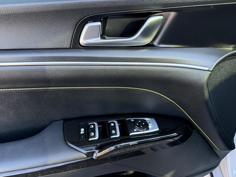 Kia K5 Vehicle Image 25