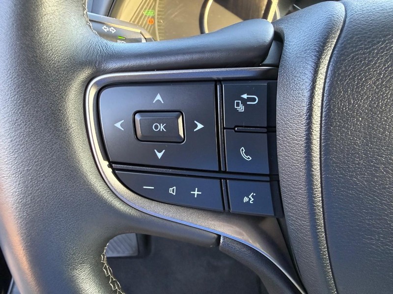 Lexus UX Vehicle Image 15