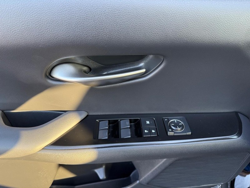Lexus UX Vehicle Image 26