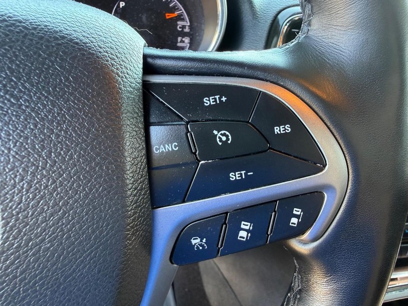 Jeep Grand Cherokee Vehicle Image 16