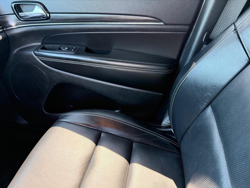 Jeep Grand Cherokee Vehicle Image 23