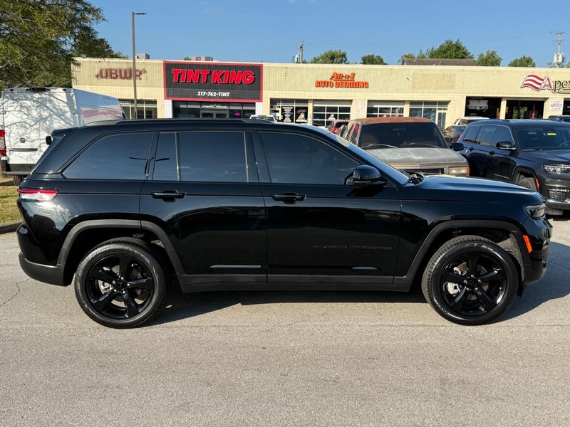 Jeep Grand Cherokee Vehicle Image 02
