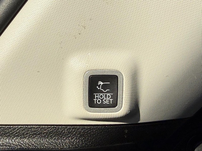 Jeep Grand Cherokee Vehicle Image 08