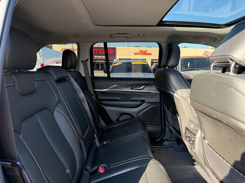 Jeep Grand Cherokee Vehicle Image 11