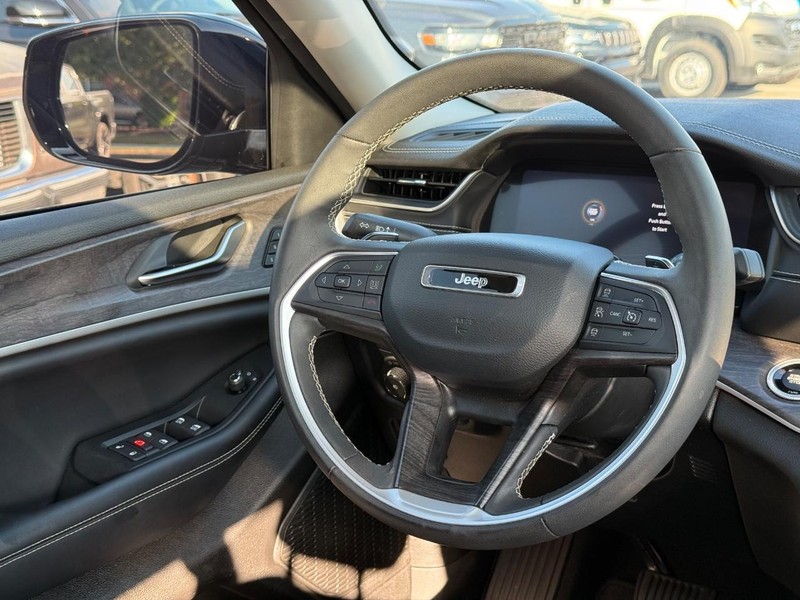 Jeep Grand Cherokee Vehicle Image 14