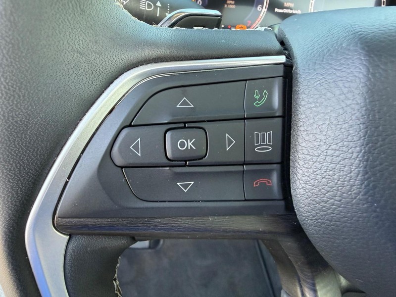 Jeep Grand Cherokee Vehicle Image 15