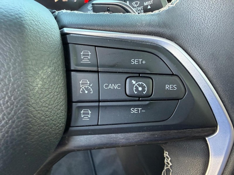 Jeep Grand Cherokee Vehicle Image 16