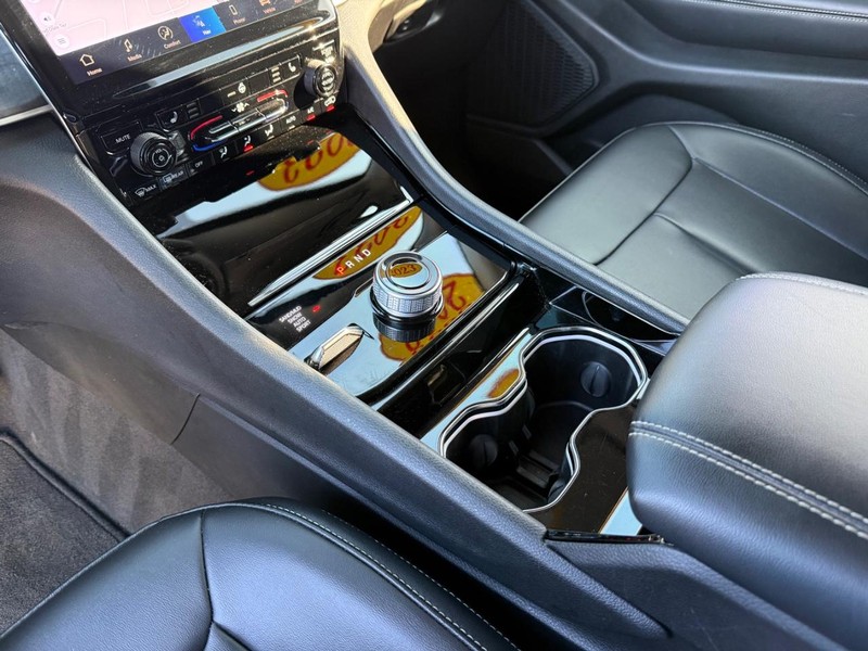 Jeep Grand Cherokee Vehicle Image 22