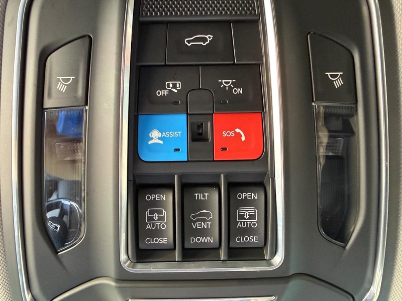 Jeep Grand Cherokee Vehicle Image 24