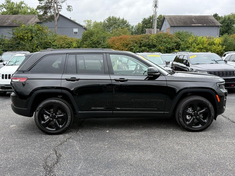 Jeep Grand Cherokee Vehicle Image 02