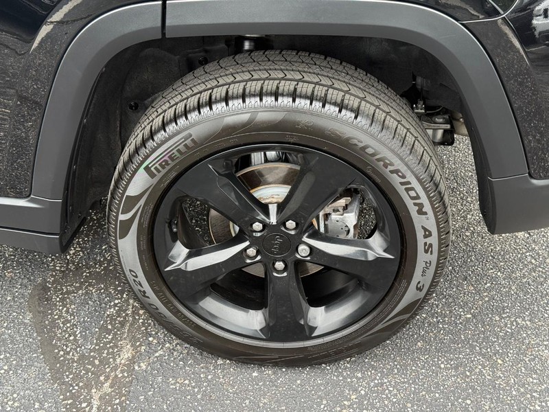 Jeep Grand Cherokee Vehicle Image 06