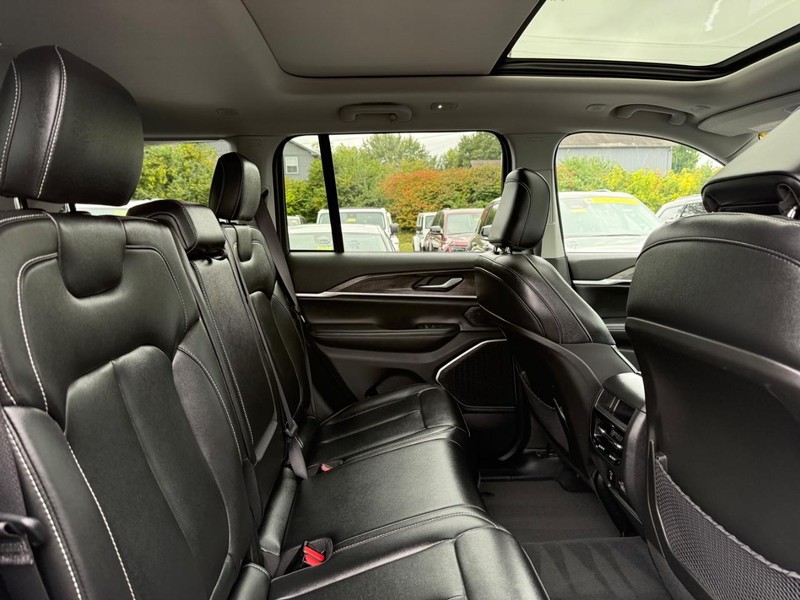 Jeep Grand Cherokee Vehicle Image 11