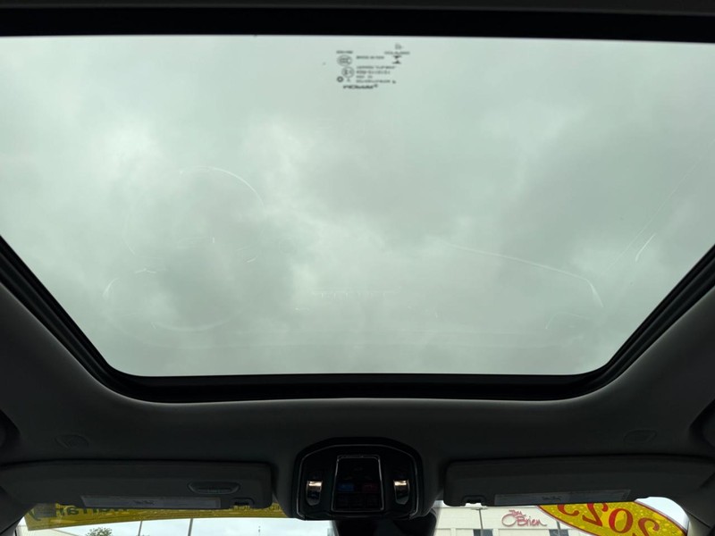 Jeep Grand Cherokee Vehicle Image 12
