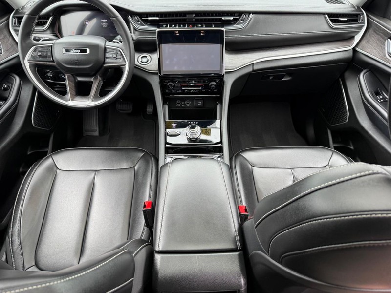 Jeep Grand Cherokee Vehicle Image 13
