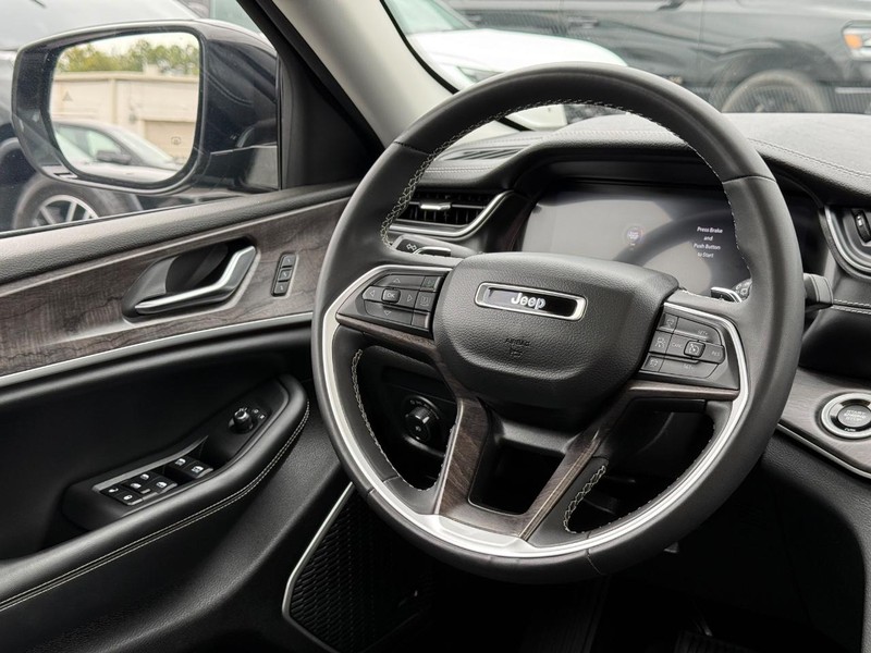 Jeep Grand Cherokee Vehicle Image 14