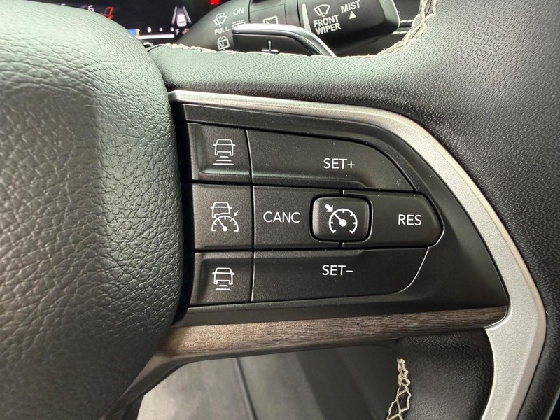 Jeep Grand Cherokee Vehicle Image 15