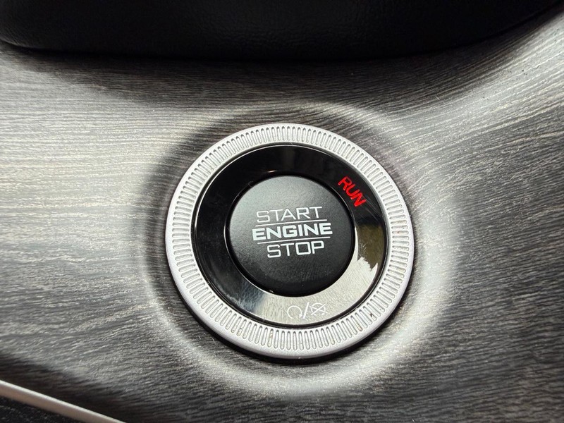 Jeep Grand Cherokee Vehicle Image 16
