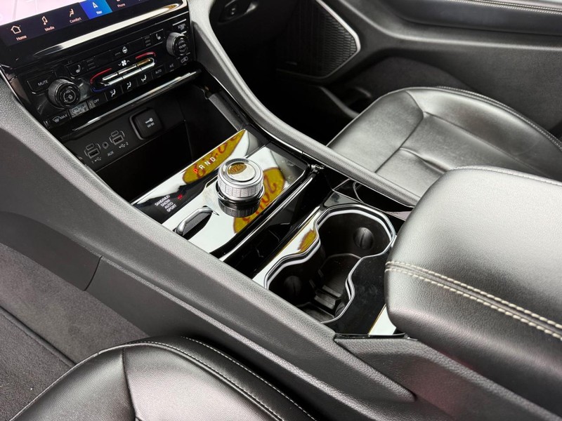 Jeep Grand Cherokee Vehicle Image 21
