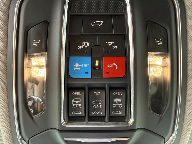 Jeep Grand Cherokee Vehicle Image 23